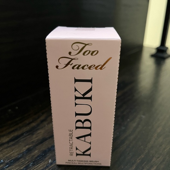 NEW Too Faced Retractable Kabuki Brush - Picture 2 of 3